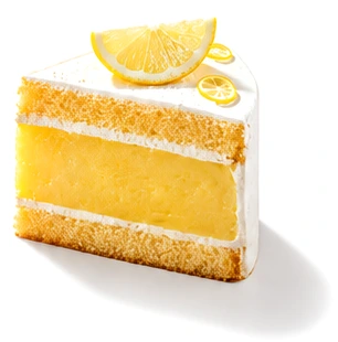 Porción de tarta de limón con rodajas de limón encima